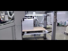 Macchina per piegare la carta CP installata in questa casa di stampa di Hanoi, in Vietnam