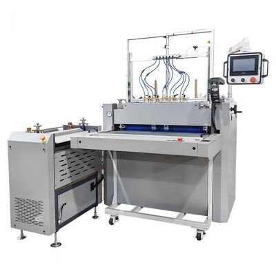 La macchina semiautomatica per la produzione di custodie digitali produce custodie singole o multiple