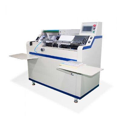 Macchina di legatura di bobine a spirale in plastica, inserimento di bobine in linea, fine chiusa, consegna in pila, operazione off-line o in linea, inserimento di bobineInserisce bobine modellate in libri perforati