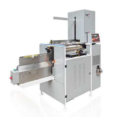 Semi Auto Cover Casing In Machine Con Feeder Pre Creasing Allineamento E Auto Pressing Consegna