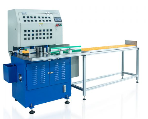 La tagliatrice automatica per angoli arrotondati a doppia testa richiede un solo operatore per alimentare il blocco di carta